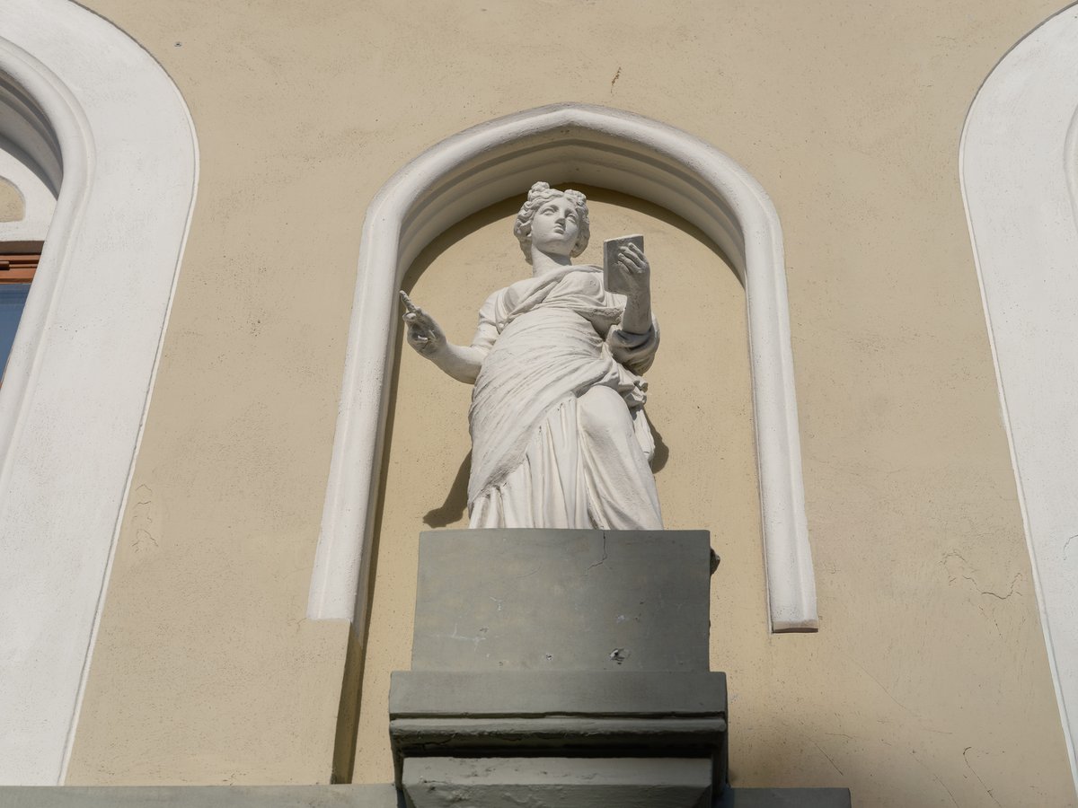 Clio, with the book, in the lower niche.