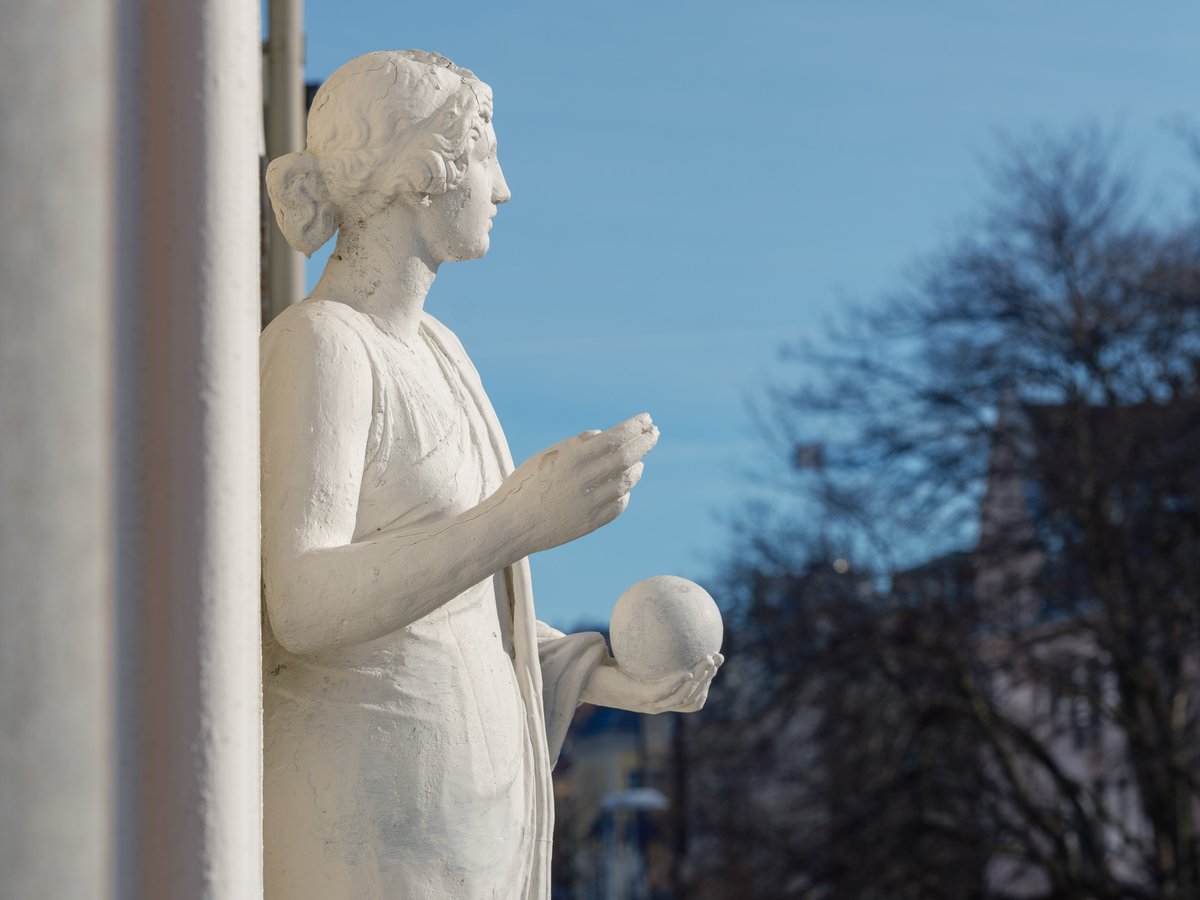 Urania, with the globe, in the upper niche.