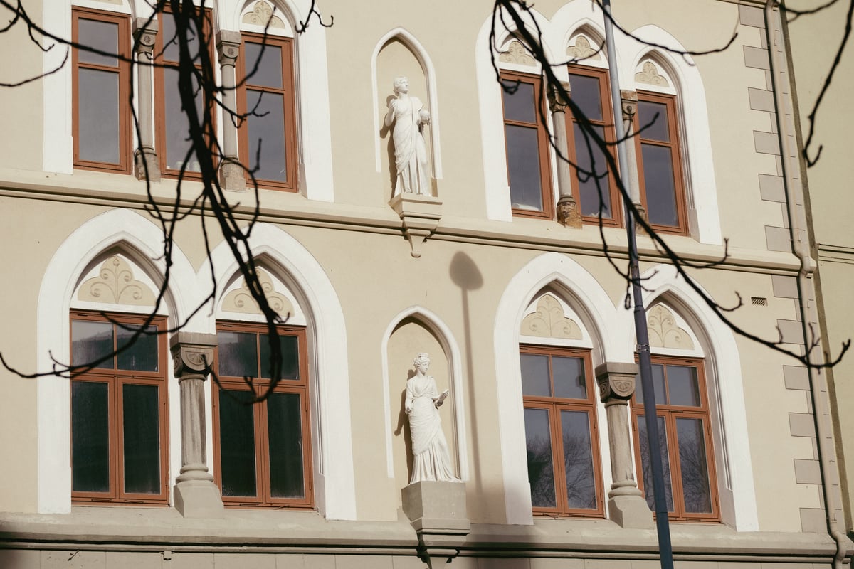 Clio and Urania, the two muses in the facade niches above Dronningens gate.
